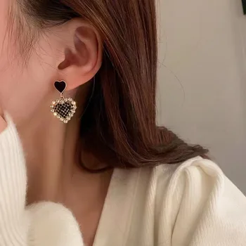 Нови корейски черни обеци Love Окачване с кристали Персонализирани Малки блестящи бижута за уши, Изящни обеци за жени Glaze